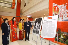 VNA's photo exhibition lures delegates to Congress
