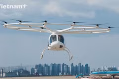 Flying taxi, racing simulator draw crowds to exhibition