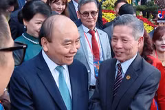President, overseas Vietnamese offer Lunar New Year incense 