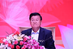 Lao PM holds first dialogue with Vietnamese business community