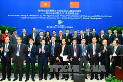PM chairs roundtable dialogue with Chinese CEOs 