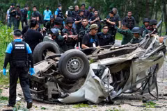 Bomb kills three police officers in southern Thailand 