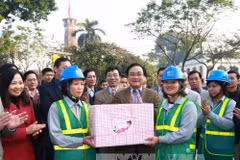 Hanoi’s new Party leader pays Tet visits to local workers 