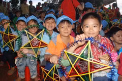 Mid-Autumn gifts given to children in central coast 