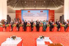 Delegates cut the ribbon to inaugurate and hand over the secondary school in Houameuang district in the northern Lao province of Houaphanh (Photo: VNA)