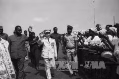 General Vo Nguyen Giap is warmly welcomed by leaders and people of Cotonou during his visit to Benin from November 5-8 in 1980. (File Photo: VNA)