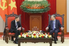 General Secretary of the Communist Party of Vietnam (CPV) Central Committee To Lam (right) on December 10 receives General David Petraeus, a Partner at the Kohlberg Kravis Roberts (KKR) global investment firm and Chairman of the KKR Global Institute. (Photo: VNA)