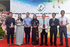 Overseas Vietnamese are honoured at the event. (Photo: VNA)