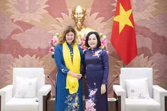 Vice Chairwoman of the National Assembly (NA) of Vietnam Nguyen Thi Thanh (right) meets with UNICEF Representative to Vietnam Silvia Danailov. (Photo: quochoi.vn)