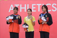 Le Thi Tuyet Mai (centre) wins the gold medal in the women's 400m run event. (Photo: VNA)