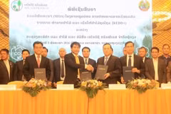 Representatives of the Lao government and AIDC attend the agreement signing ceremony on May 8, 2024. (Photo: thestar.com.my) 
