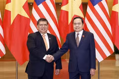 National Assembly Chairman Tran Thanh Man (right) and Speaker of the House of Representatives of Malaysia Tan Sri Dato' Johari Bin Abdul. (Photo: VNA)