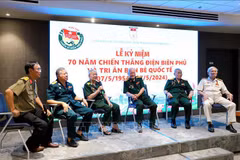 Veterans who joined the Dien Bien Phu campaign shares memories of the campaign with young people in attendance. (Photo: VNA)