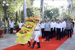 President To Lam offers wreath at the temple dedicated to President Ho Chi Minh in Long Duc commune, Tra Vinh city in the Mekong Delta province of same name on July 6. (Photo: VNA)