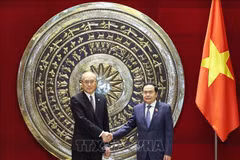 National Assembly (NA) Chairman Tran Thanh Man (right) and President and Chief Justice of the Supreme People's Court of China Zhang Jun (Photo: VNA)