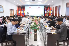 Representatives from the Governments of Vietnam and Laos meet in Vientiane on November 12 to discuss preparations for the 47th meeting of the Vietnam-Laos Intergovernmental Committee for Bilateral Cooperation. (Photo: VNA)