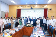 The MoU was signed by Prof. Dr. Le Van Quang, Director of K Hospitaland Mr. Atul Tandon, General Director of AstraZeneca Vietnam. (Photo: Courtesy of the hospital) 