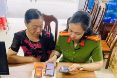 A police officer instruct a resident in Tien Yen district, Quang Ninh province to use app VNeID. (Photo: congan.quangninh.gov.vn)