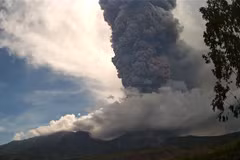 Mount Lewotobi Laki-Laki in eastern Indonesia erupts again on November 8. (Photo: Xinhua/VNA)