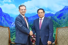 Prime Minister Pham Minh Chinh (R) and head of the International Monetary Fund (IMF)'s 2024 Article IV Mission to Vietnam Paulo Medas. (Photo: VNA)