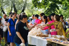 Visitors to the Vietnamese Culture Day event have some Vietnamese food. (Photo: VNA broadcasts)