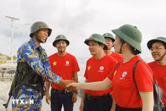 Delegates from the EVN meet with a soldier Song Tu (Southwest Cay). (Photo: VNA)