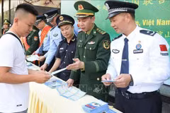 A man accesses legal information at the event at the Huu Nghi International Border Gate. (Photo: VNA)