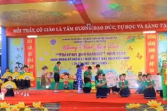 Students of Thach Ha Town 1 Primary School in the central province of Ha Tinh perform Vi-Giam folk songs at a celebration of Vietnamese Teachers' Day (November 20). (Photo: VNA)