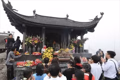 Yen Tu spring festival lures visitors