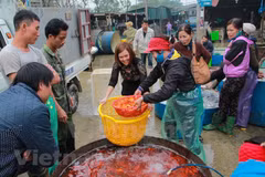 Vietnamese families worship Kitchen’s Gods 