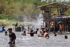 Schools in Philippines go online amid extreme heat