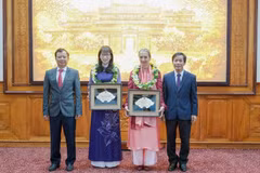 Two foreigners awarded honorary citizenship title of Thua Thien – Hue
