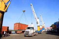 Vietnam to increase maritime, inland waterway transport to ease road transport