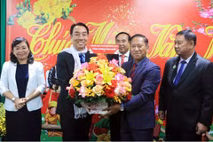 Cambodian delegation pays pre-Tet visit to Vinh Long province