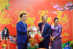 Cambodian delegation extends New Year greetings to Vinh Long