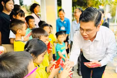 Needy people in HCM City supported to enjoy Tet