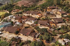 Nung ethnic hamlet attracts tourists with traditional rammed earth houses