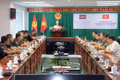 Cambodian delegation extends New Year greetings in Vinh Long
