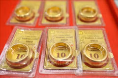 Domestic gold prices set new record