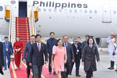 Philippine President arrives in Hanoi for state visit