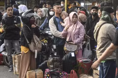 Young people in Indonesia put off marriage