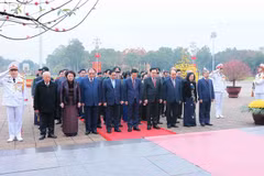 Leaders pay tribute to President Ho Chi Minh on Tet occasion