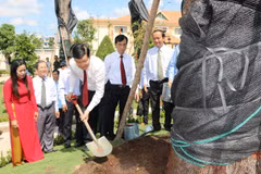 President Truong Tan Sang plants trees at the memorial site. (Photo: VNA)