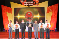 Outstanding individuals in sea, island areas honoured at Vietnam Glory