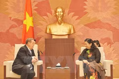 NA Vice Chairwoman Tong Thi Phong (R) and Elder Jeffrey R. Holland at the reception. (Photo: VNA)