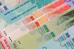  Malaysia’s ringgit continues tumbling against greenback