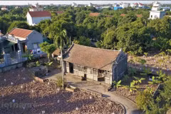 A closer view of the century-old Ba Kien Mansion in “Vu Dai village”
