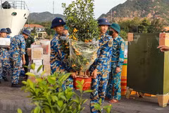 Tet gift sets presented to Truong Sa soldiers, people