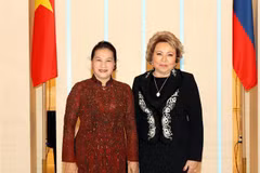 Top legislator holds talks with Russian Federation Council Chairwoman