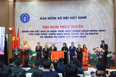 Prime Minister Nguyen Xuan Phuc presents emulation flag tothe Vietnam Social Security with the Government. (Photo: VietnamPlus)